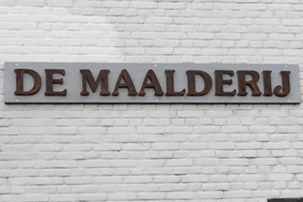 Gemetalliseerde gevelletters, hier roest..