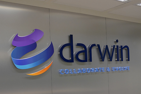 Kunststofgevelletters gecombineerd met full-colour aan wand van RVS look panelen.
