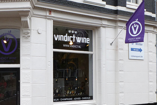 Kunststof gevelletters gemonteerd op raam.