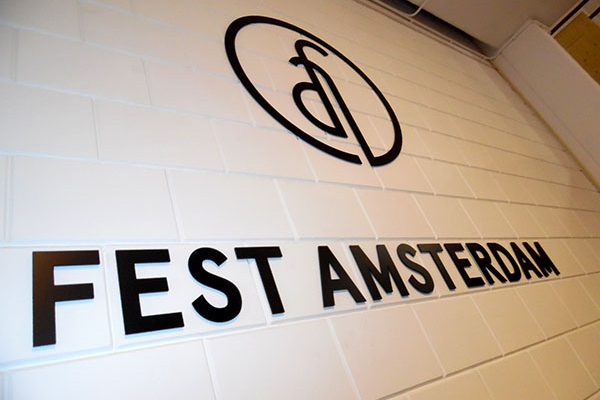 Foam letters op muur in Loods 5 voor Fest Amsterdam.S