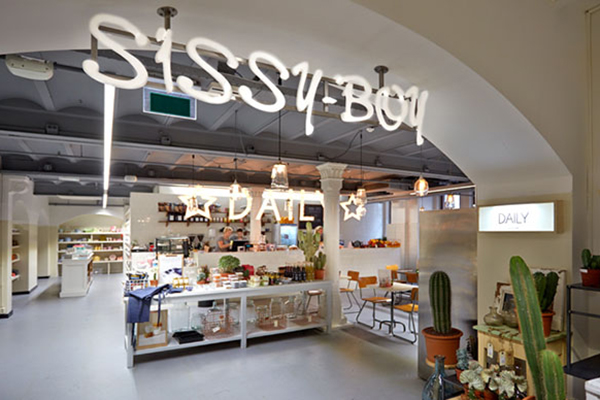 Gevelletters op RVS frame voor Sissy-Boy in Magna Plaza.